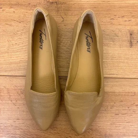 TROTTERS Harlowe Flat Shoe Beige Nude Women Size 6.5W Wide Width Casual Office - Picture 6 of 12